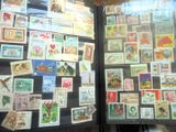 de nombreux timbres différents sur les pages d'un livre