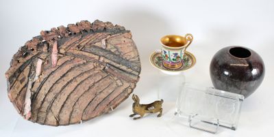 deux vases et une figurine posés sur une table