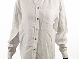 une photo d'une chemise blanche sur un présentoir pour mannequin