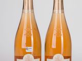 deux bouteilles de vin posées l'une à côté de l'autre sur une table