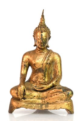 statue d'un Bouddha assis sur un socle blanc