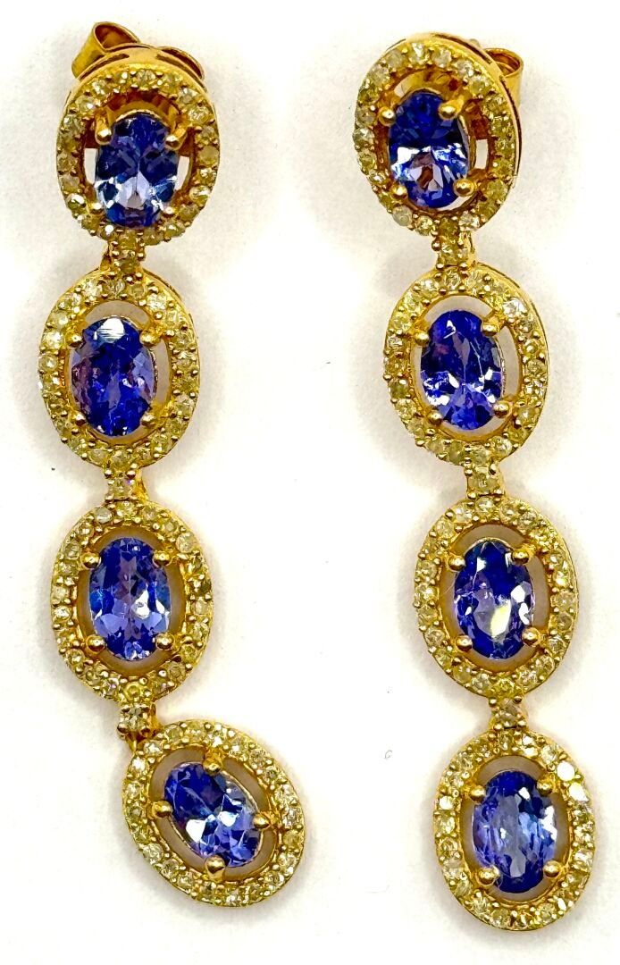 Paire de boucles d'oreilles en argent doré, tiges en or 9K 375ml et fermoir papillon, serties de tanzanites d'un poid...