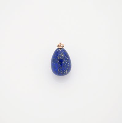 un pendentif en lapis-lazuli en forme de larme, muni d'une bélière plaquée or