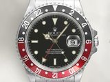 une montre Rolex avec une lunette rouge et noire