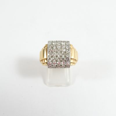 gros plan d'une bague en or et diamants sur une surface blanche