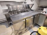 un homme qui nettoie une cuisine avec un aspirateur