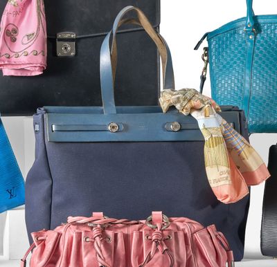 de nombreux sacs alignés les uns à côté des autres sur une table