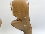 deux sculptures en bois représentant un homme et une femme, posées sur un bloc de bois