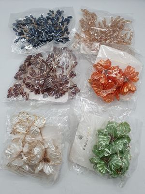 toutes sortes de fruits à coque dans des sachets en plastique posés sur une table