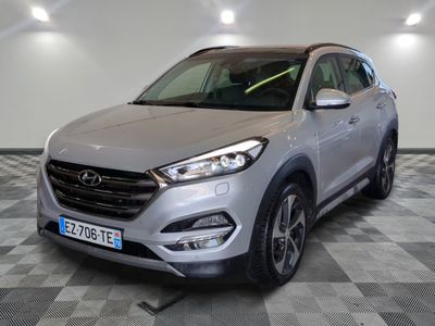 un SUV argenté garé sur un sol en damier dans un garage