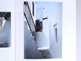 un livre ouvert sur lequel figure l'image d'une personne sur un skateboard