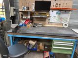 un établi sur lequel est posé un ordinateur, dans un garage