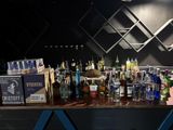 de nombreuses bouteilles d'alcool posées sur une table dans un bar