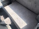 la banquette arrière d'une voiture qui est vide