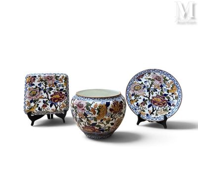 trois vases et un bol posés sur un socle