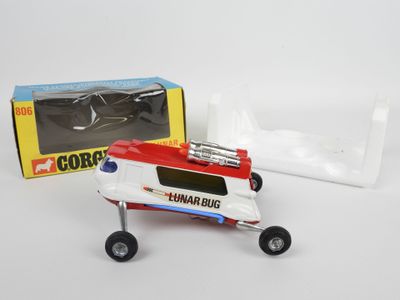 une maquette rouge et blanche d'un petit avion avec une boîte