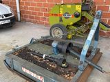 une petite machine posée sur le trottoir