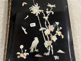 une photo représentant un tableau avec des oiseaux et des fleurs accroché au mur