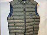 Le gilet est suspendu à un portant dans la pièce.