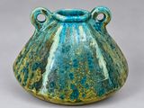 un vase bleu et vert muni de deux anses