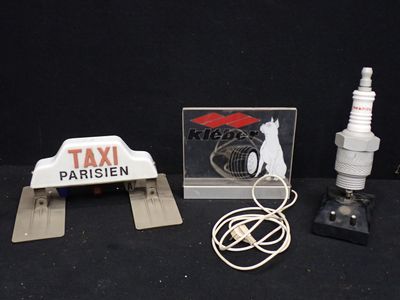 trois types différents de panneaux de taxi posés sur une table