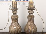 une paire de lampes de table en laiton ancien posées sur un plateau en marbre