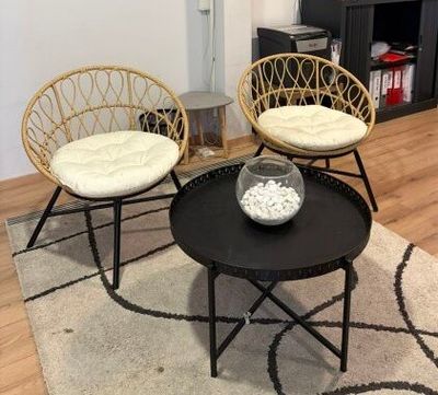 deux chaises et une table dans un salon
