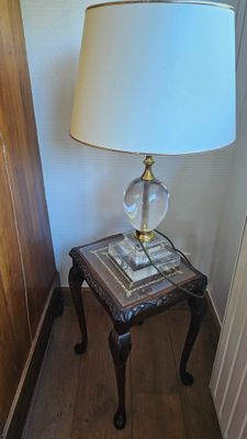 une lampe posée sur une petite table dans une pièce