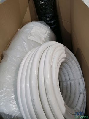 une boîte contenant tout un tas de tuyaux blancs