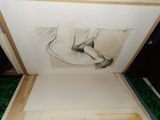 une photo représentant un dessin des jambes d'une femme sur une feuille de papier
