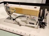 une machine à coudre posée sur un comptoir dans une pièce