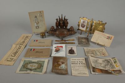 beaucoup d'objets anciens qui se trouvent sur la table