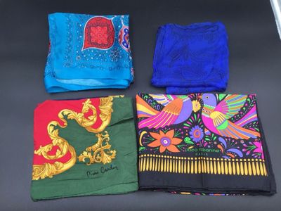 Pierre Cardin, Paco Rabanne. Lot de 4 foulard. Bon état de conservatio - Photo 1