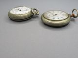 deux horloges posées côte à côte sur une table