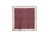 une pochette rouge et blanche à motifs