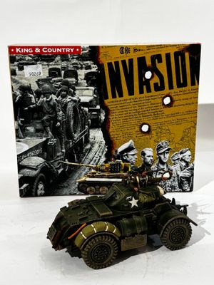 un véhicule militaire miniature et un livre posés sur une table