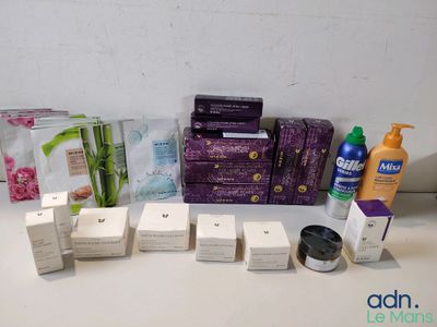 de nombreux types de produits de soins de la peau sur la table