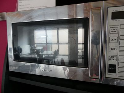 un micro-ondes posé sur un comptoir