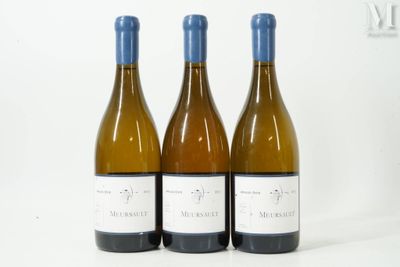 trois bouteilles de vin posées sur une table blanche