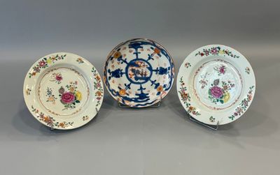 trois assiettes à motifs floraux posées sur une table