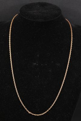 un collier à chaîne en or sur un mannequin mannequin mannequin mannequin mannequin mannequin mannequin mannequin mannequin mannequin