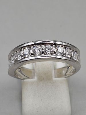 une bague en or blanc avec des diamants sur fond blanc
