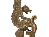 une image représentant une statue de cheval avec un oiseau sur le dos