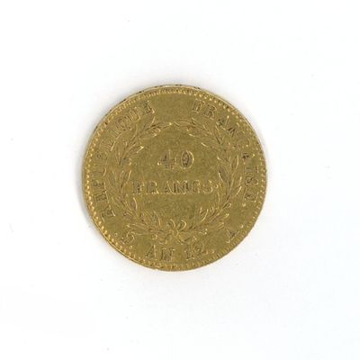 l'image d'une pièce d'or posée sur une surface blanche