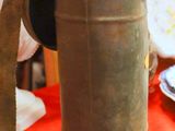 un seau en métal muni d'une poignée, posé sur une table