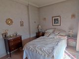 une chambre avec un lit et une commode