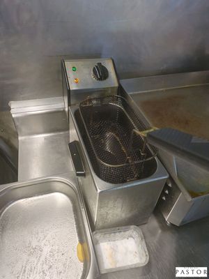 une photo d'une friteuse dans une cuisine professionnelle