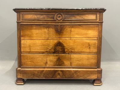 COMMODE en placage de noyer ouvrant par quatre tiroirs super…