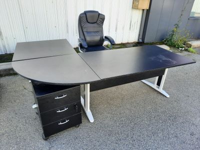 une image représentant un bureau avec une chaise et un classeur