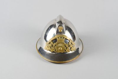 Casque "Sapeurs Pompiers Arles" en métal. Intérieur en cuir.